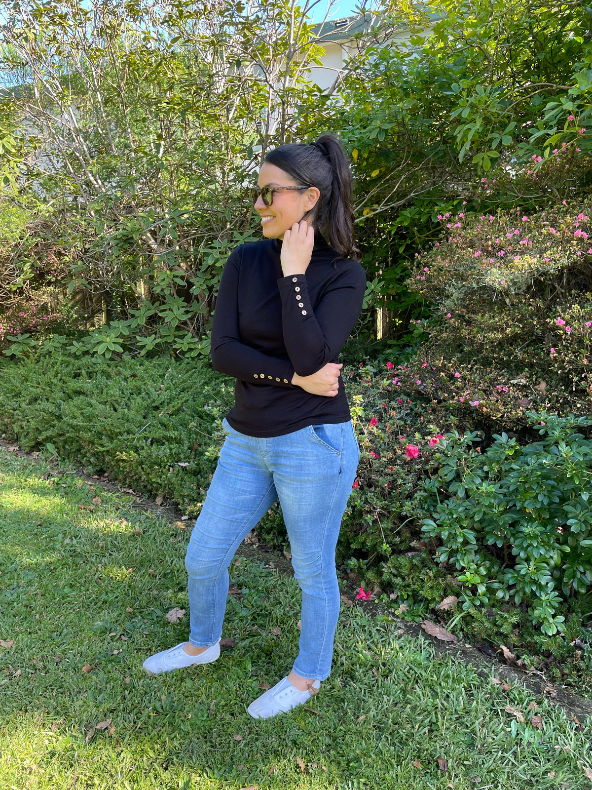 EBAS585 HIGH NECK WITH COCONUT BUTTON CUFF DETAIL