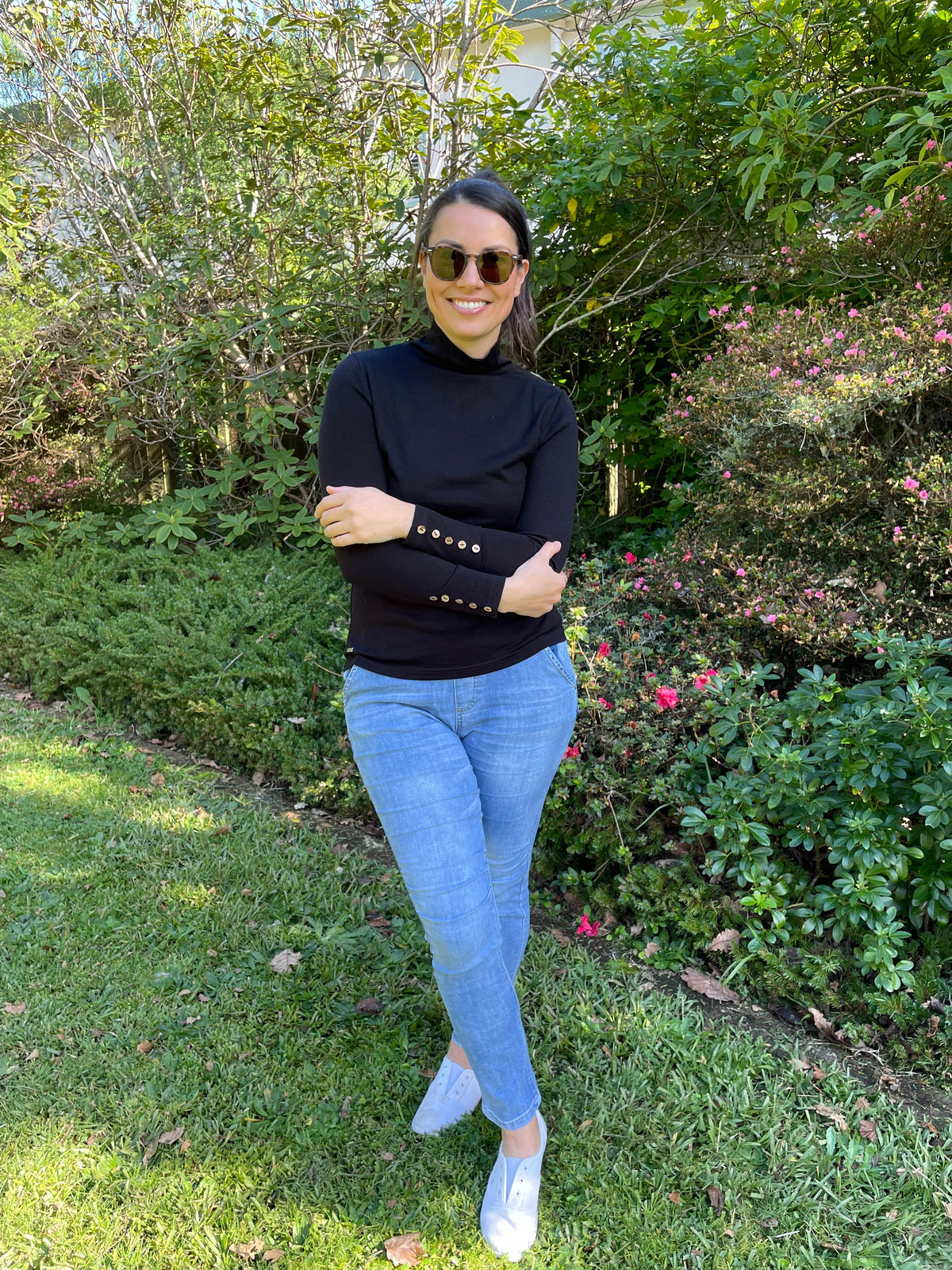 EBAS585 HIGH NECK WITH COCONUT BUTTON CUFF DETAIL